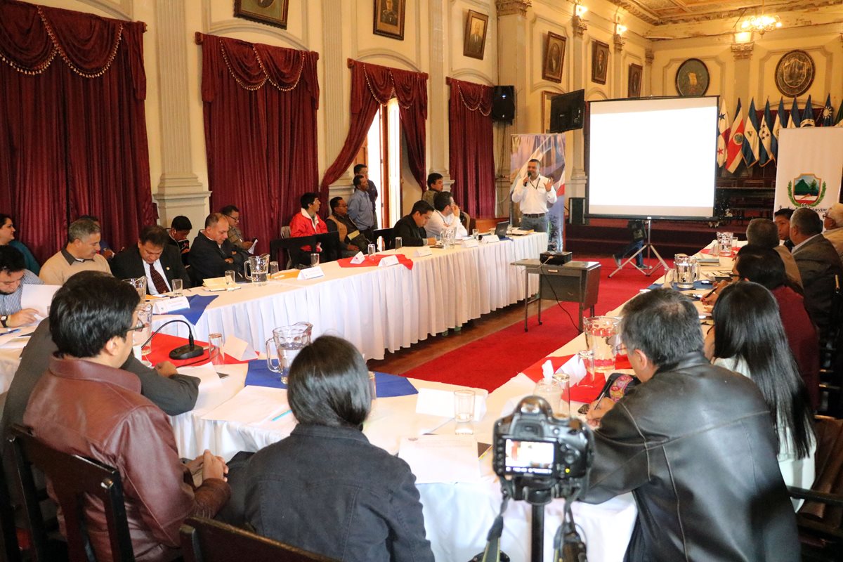 Representantes del Inde y de la Municipalidad de Quetzaltenango, durante una reunión. (Foto Prensa Libre: Carlos Ventura)