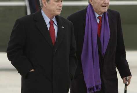 Expresidente George W. Bush junto a su padre, el tambiente retirado presidente presidente George H.W. Bush. (Foto Prensa Libre: AP)