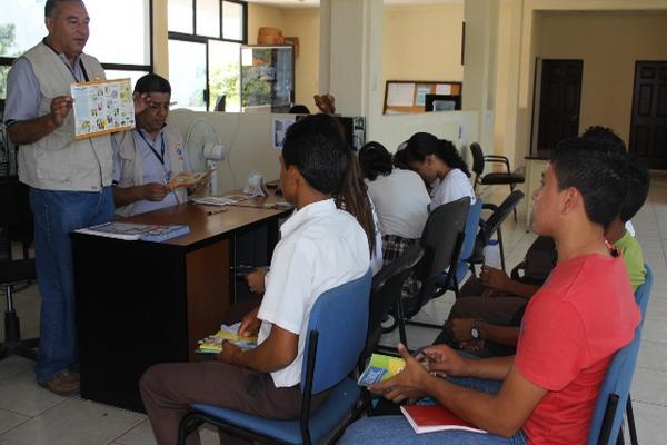 Delegados de la Diaco brindan información al grupo de estudiantes que visitó la sede de la institución en Jutiapa. (Foto Prensa Libre: Óscar González). 