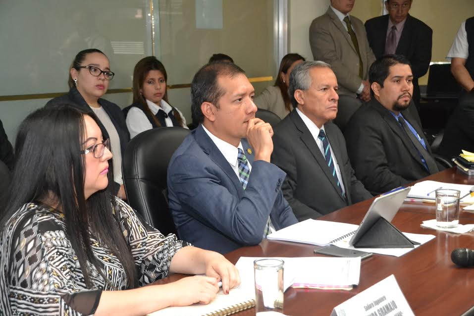 La directora interina del Renap, Brenda Gramajo y el ministro de Gobernación, Francisco Rivas responden cuestionamientos de diputados de Alianza Ciudadana. (Foto Prensa Libre: José Castro)