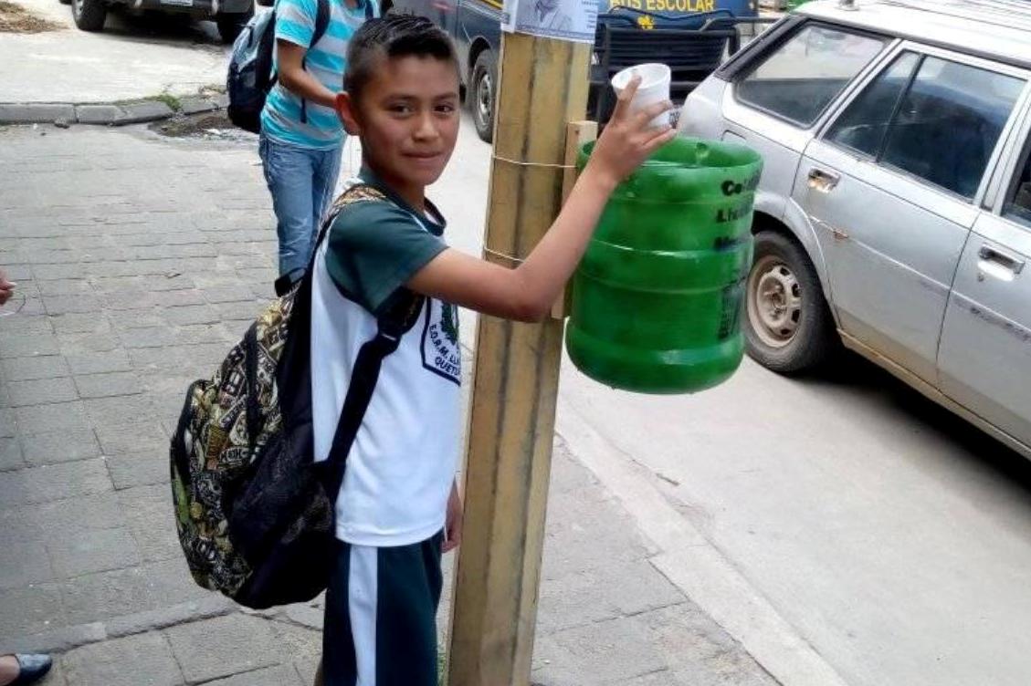 Niños utilizan los basureros que ya instalaron los integrantes del movimiento junto a otros vecinos. (Foto Prensa Libre: María Longo)