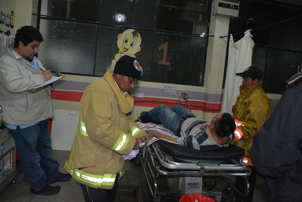 Socorristas trasladan a un hombre vapuleado al Hospital Nacional de Sololá. (Foto Prensa Libre: Édgar René Saenz)