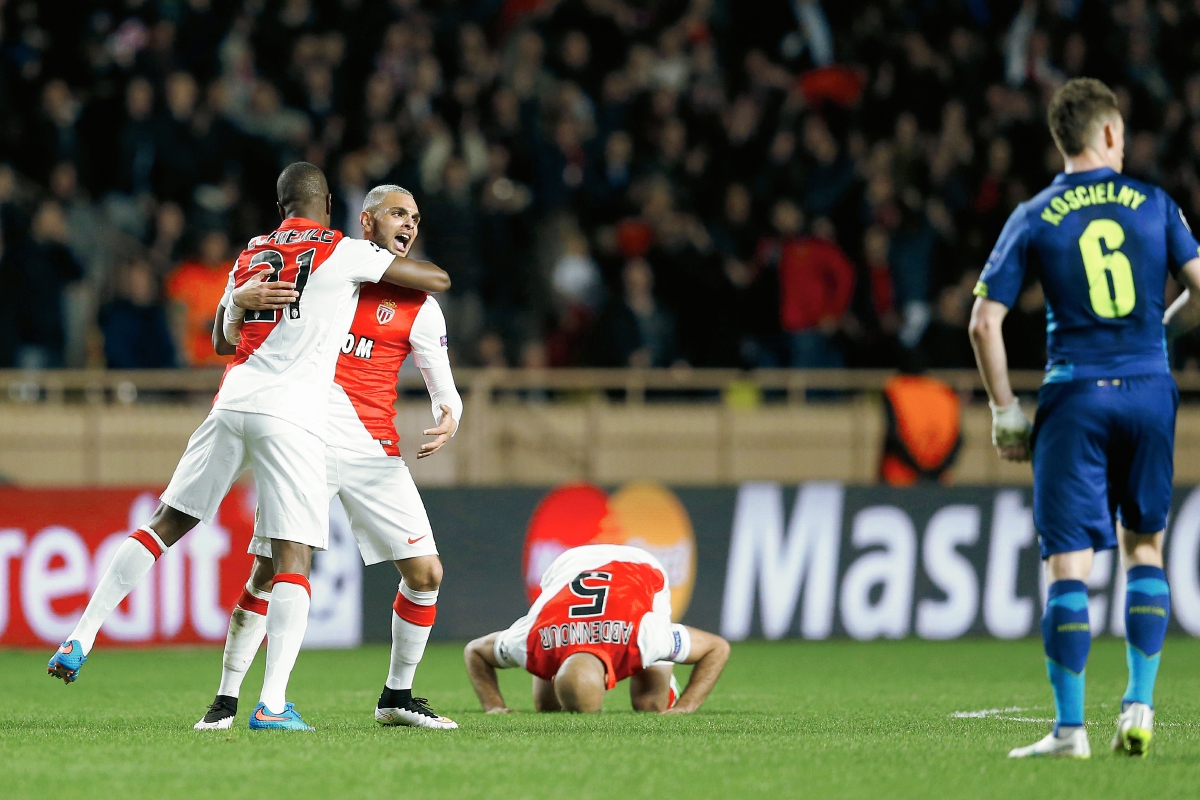 El defensa Layvin Kurzawa del Mónaco celebra luego del pitazo final. (Foto Prensa Libre: AFP)