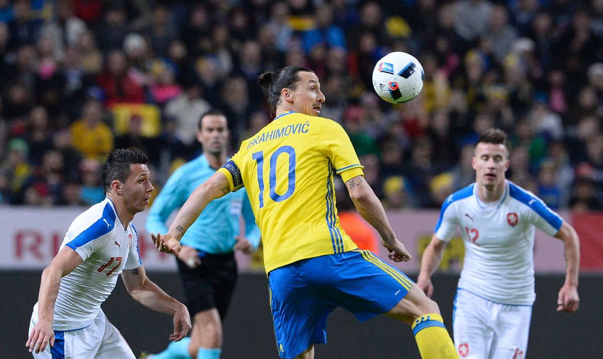 El delantero Zlatan Ibrahimovic participó en el duelo y estuvo cerca de aportar con una anotación. (Foto Prensa Libre: AFP)