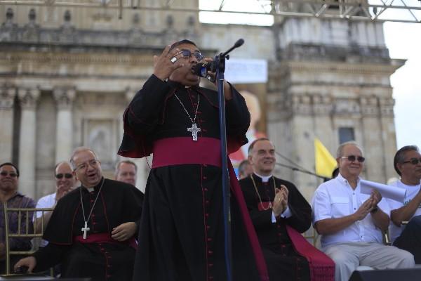 El arzobispo metropolitano, Óscar Julio Vian, decidió dejar el protocolo a un lado, y después de unas breves palabras, cantó El rey, de José Alfredo Jiménez.