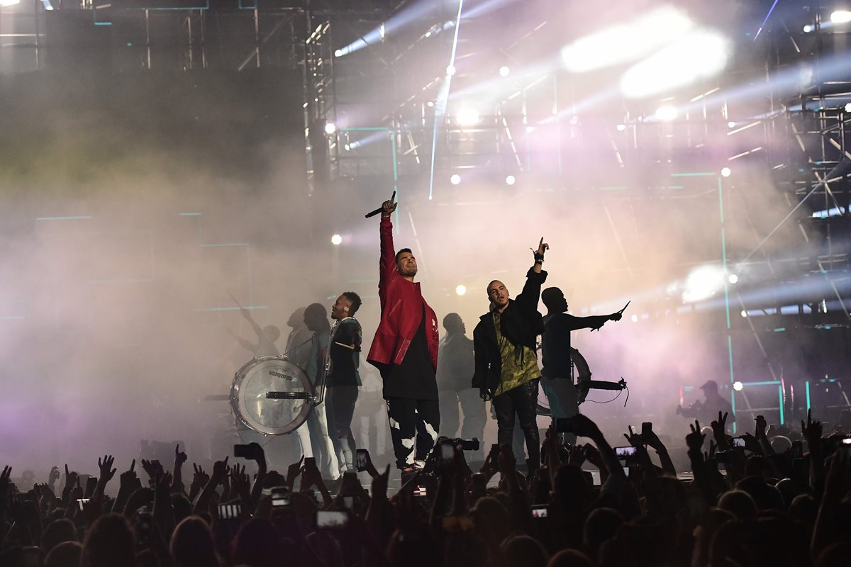La emoción de los MTV EMA se vivió minuto a minuto en el escenario. (Foto Prensa Libre: AFP)