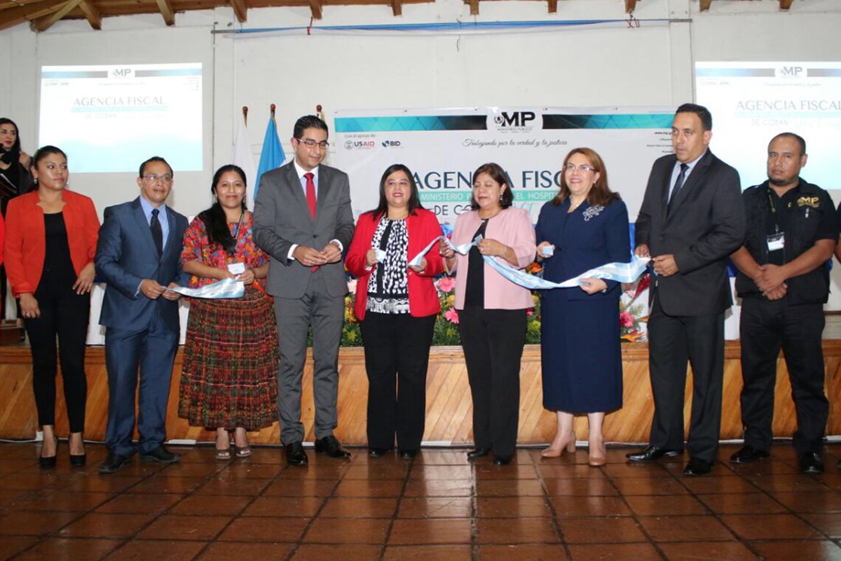 Autoridades del MP y el hospital inauguraron la agencia fiscal. (Foto Prensa Libre: Eduardo Sam)