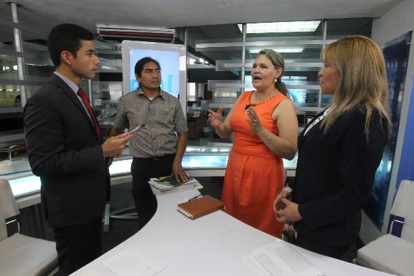 El periodista Cristian Dávila conversa con Alberto Vásquez, de Fundación Esperanza; Sandra Gularte, de la PDH, y Brenda Cabrera, de la Campaña para la  Erradicación del Trabajo Infantil.