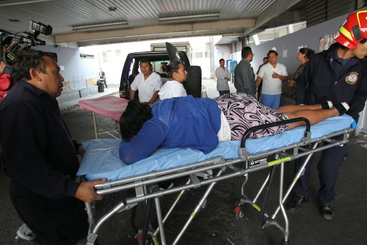 Norma Arreola es ingresada a la emergencia del Hospital General San Juan de Dios. (Foto Prensa Libre: Hemeroteca PL)