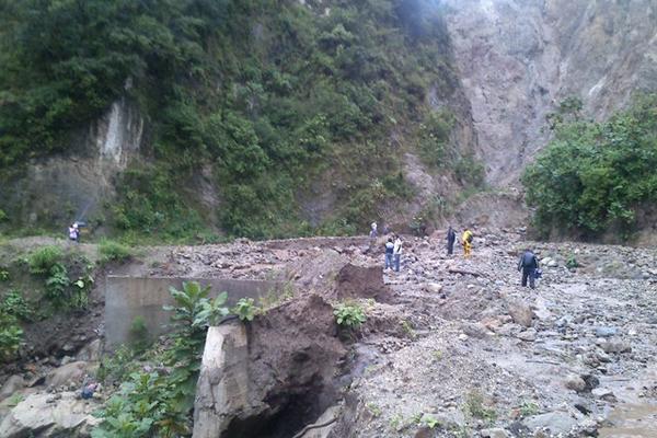 Esta tarde un derrumbe bloqueo los dos carriles en la ruta que va Panajachel hacia San Andrés Semetabaj, en Sololá. (Foto Prensa Libre: Ángel Julajuj)