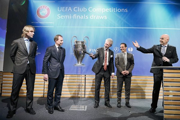 Emilio Butragueño, Pavel Nedved, el secretario general de la UEFA, Gianni Infantino, Paul Breitner (3ºdcha) y Ludovic Giuly compartieron sus impresiones al finalizar el sorteo de semifinales de la Liga de Campeones. (Foto Prensa Libre: EFE).