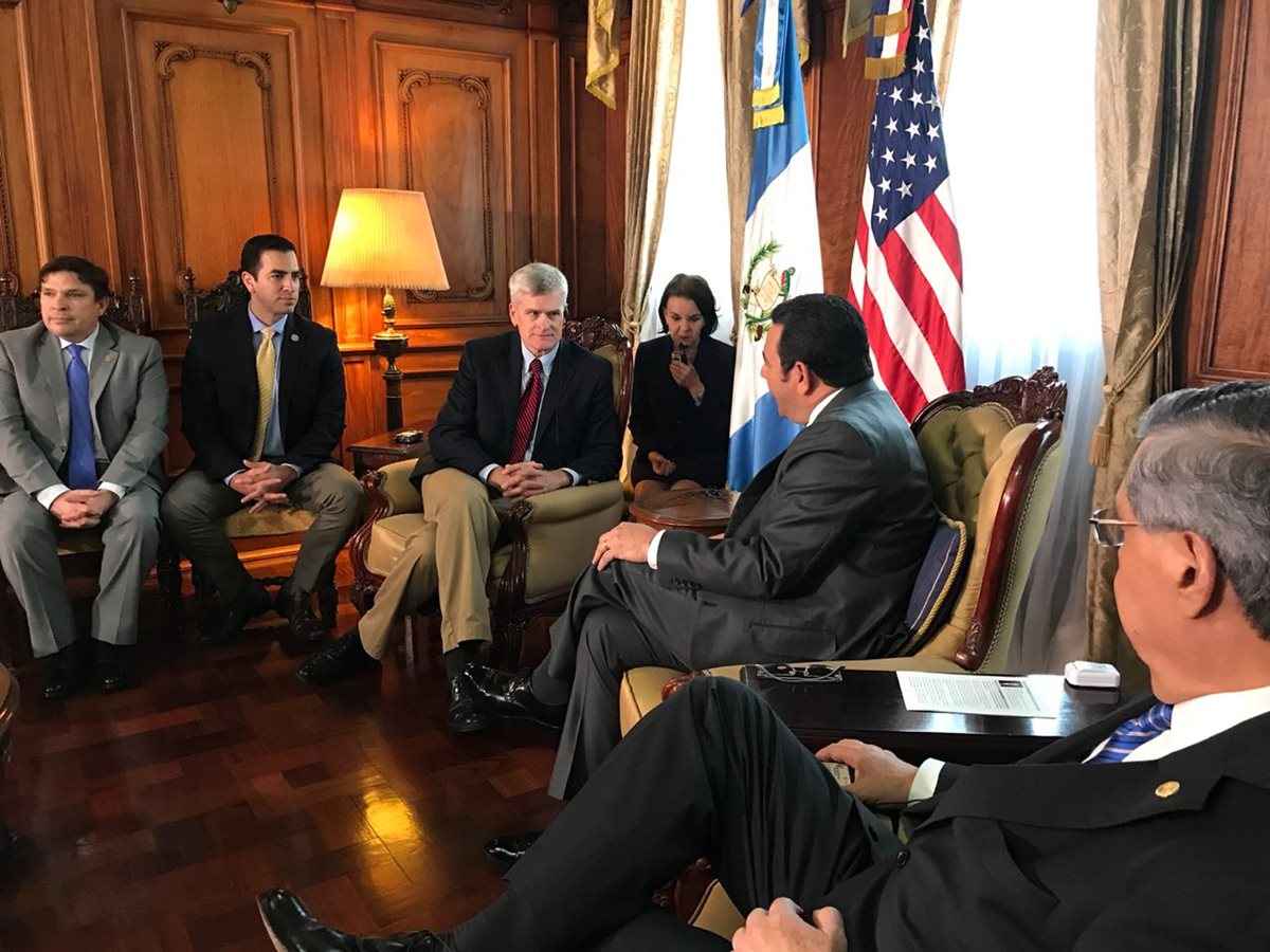 Senadores de EE.UU. conversan con el presidente Jimmy Morales y el vicepresidente Jafeth Cabrera. (Foto Prensa Libre: Secretaría de Comunicación Social de la Presidencia)