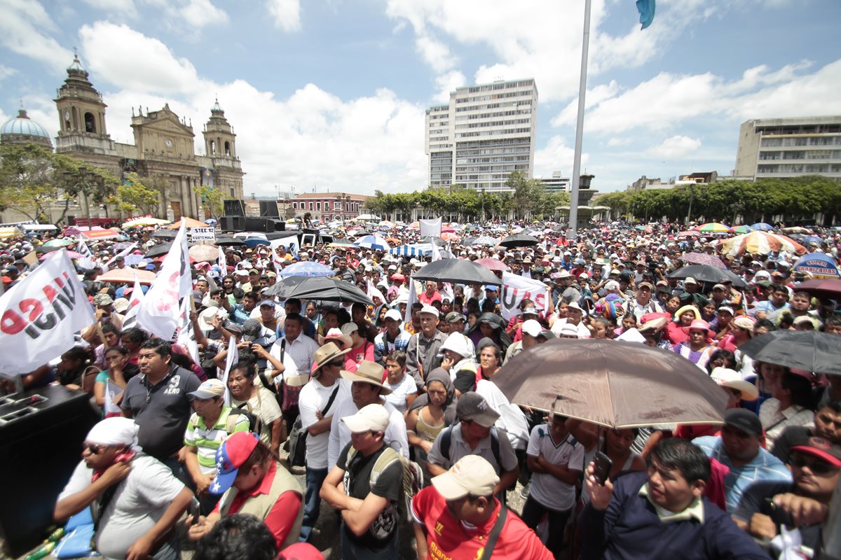 Cuatro grupos sindicales se concentran en una manifestación en la Plaza de la Constitución. (Foto Prensa Libre: Erick Ávila)
