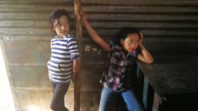 Las hijas de Marta, en medio de la pobreza, dicen tener una madre cariñosa y protectora. (Foto Prensa Libre: Beatriz Tercero)