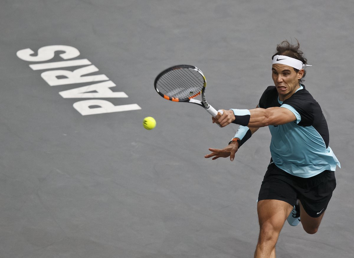Rafael Nadal regresa la pelota a Lukas Rosol durante el juego de este miércoles en el Master 1000 de París. (Foto Prensa Libre: AP)