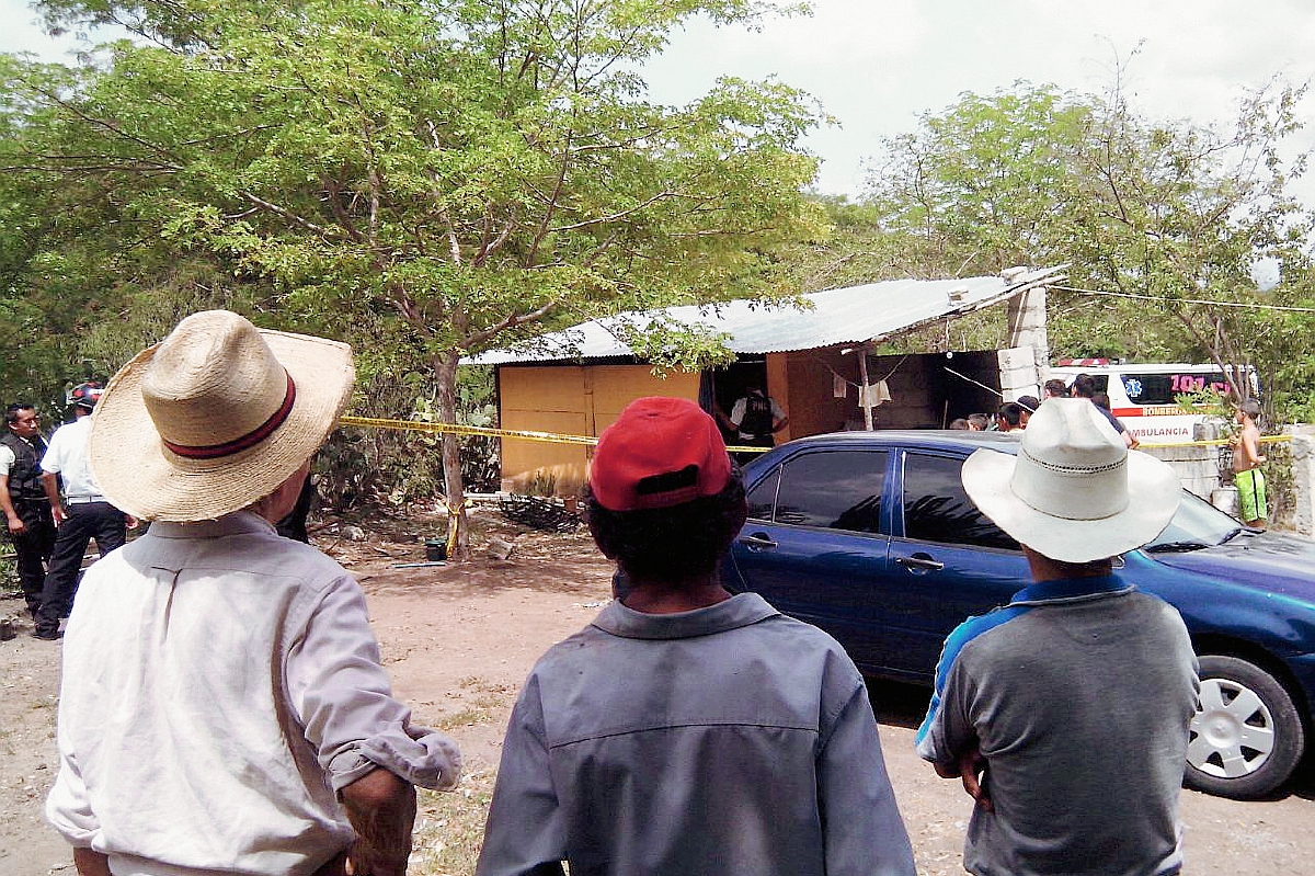 El cuerpo de la víctima fue encontrado en un cuarto de la granja, en Guastatoya, El Progreso.  (Foto Prensa Libre: Hugo Oliva)
