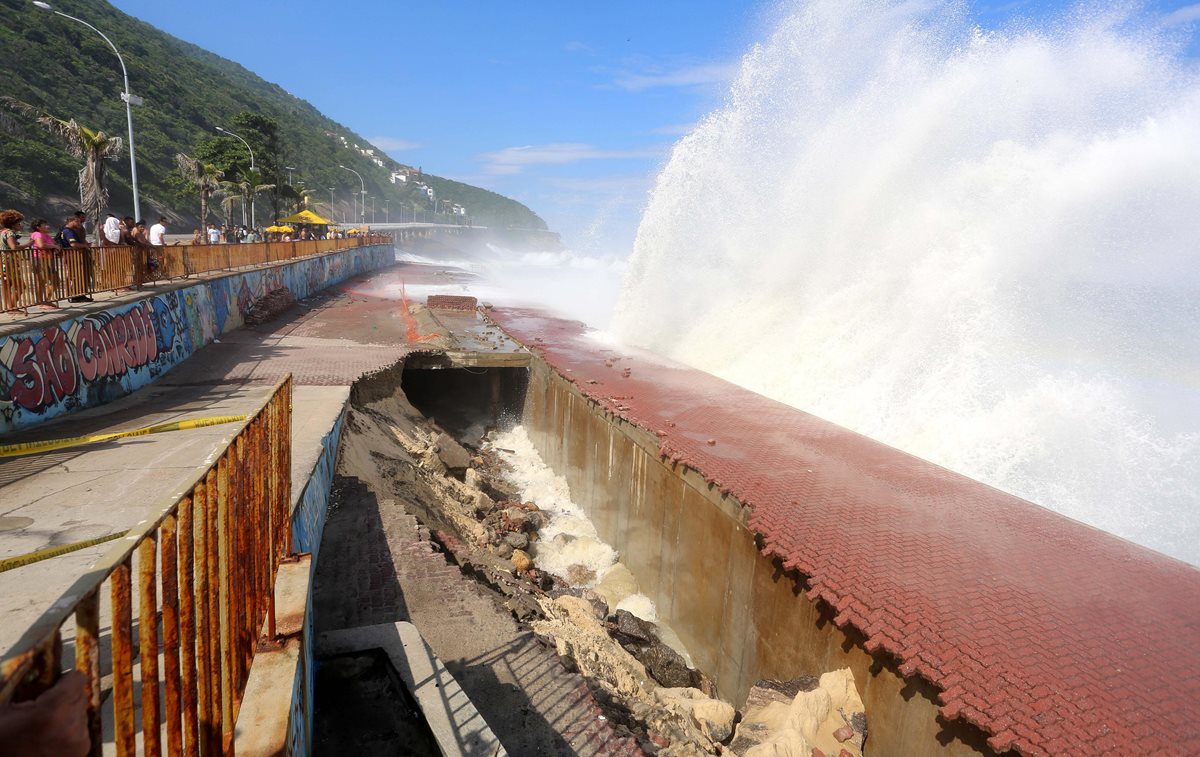 La ciclovía, construida con motivo de los Juegos Olímpicos Río 2016, se derrumbó por el fuerte oleaje y dejó al menos dos muertos. (Foto Prensa Libre: EFE)