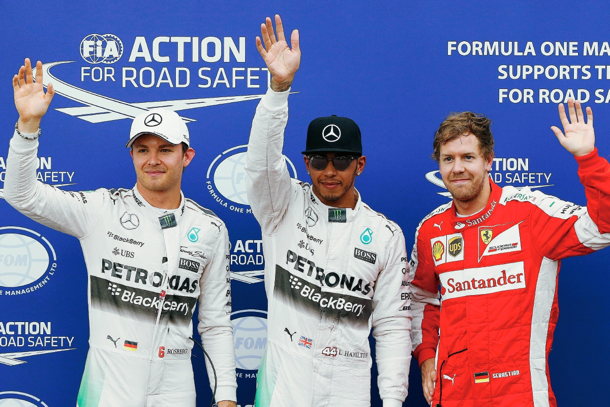 Hamilton al lado de Nico Rosberg y Sebastian Vettel, al término de la clasificación. (Foto Prensa Libre: AP)