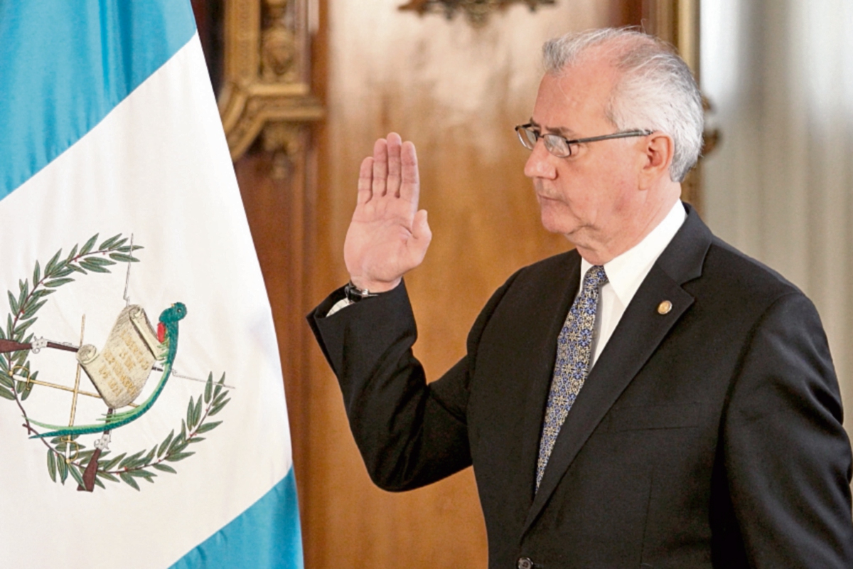 José Miguel de la Vega es juramentado como nuevo ministro de Energía y Minas. (Foto Prensa Libre:ESBIN GARCIA)