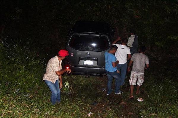 Un grupo de personas observa la camioneta que chocó contra un picop en Lívingston, Izabal. (Foto Prensa Libre: Edwin Perdomo) <br _mce_bogus="1"/>