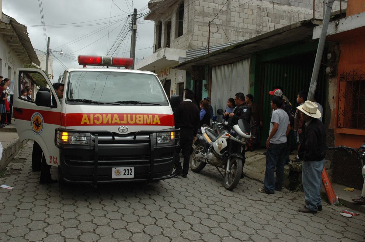 Dos de las tres ambulancias de la 21 Compañía de los Bomberos Voluntarios de Chimaltenango fueron sacadas de circulación por falta de combustible. (Foto Prensa Libre: César Pérez)