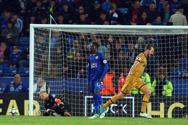 Harry Kane, del Tottenham, celebra uno de los goles contra el Leicester City. (Foto Prensa Libre: EFE).