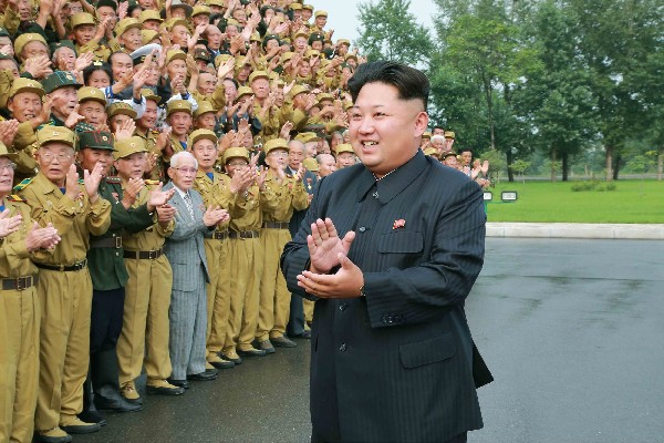 <em>Kim Jong-Un (der) asiste a la Conferencia Nacional de Veteranos de Guerra en Pyongyang. (Foto Prensa Libre:AFP).</em>