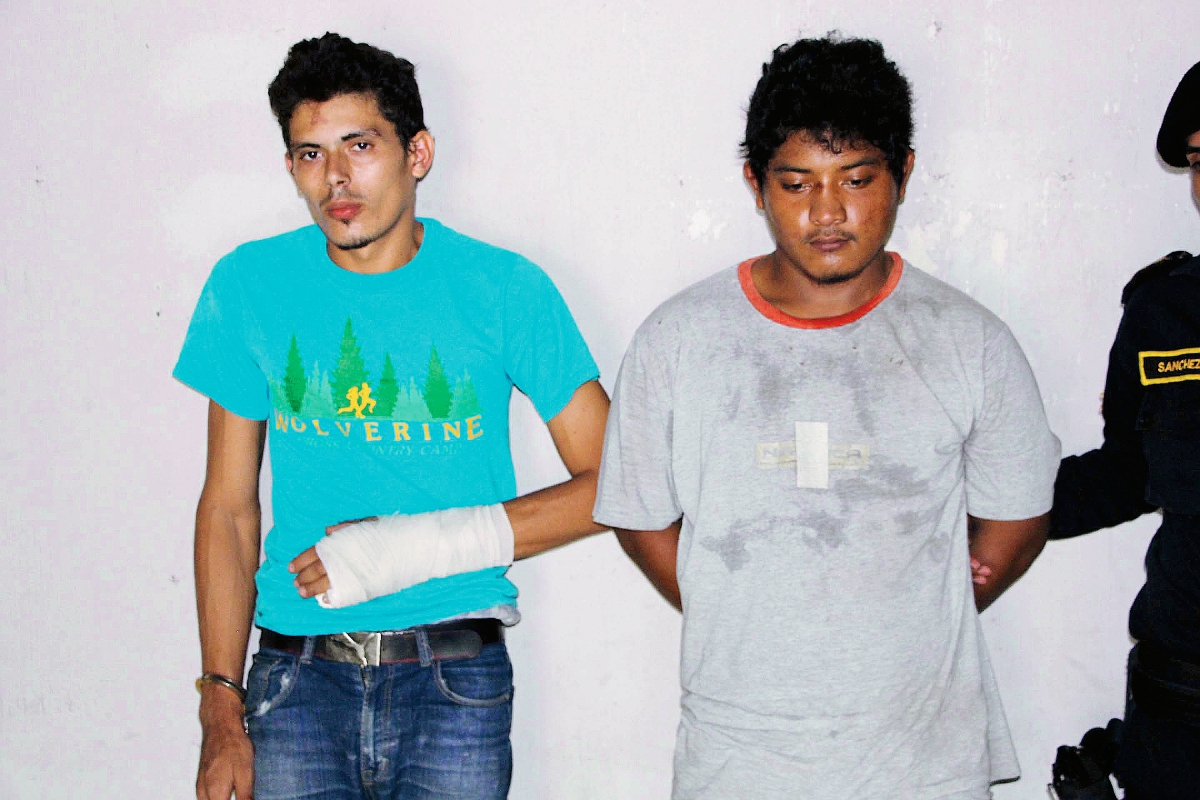 Los dos presuntos delincuentes capturados en San Benito, Petén. (Foto Prensa Libre: Walfredo Obando)