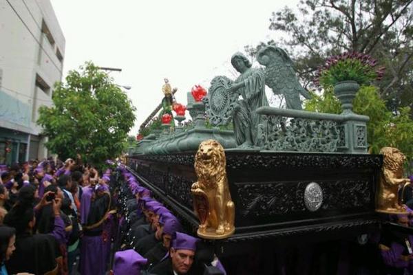 La procesión inició su recorrido a las 3.30 horas. (Foto Prensa Libre: Óscar Rivas)