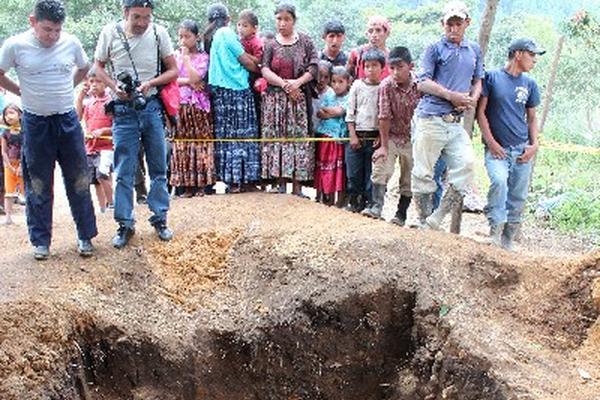 Antropólogo trabaja en una fosa.
