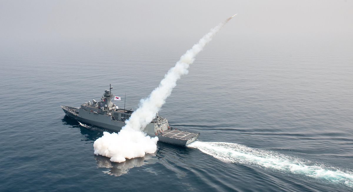 Un buque de la Armada de Corea del Sur dispara un misil durante un simulacro en el Mar del Este. (Foto Prensa Libre: AP).
