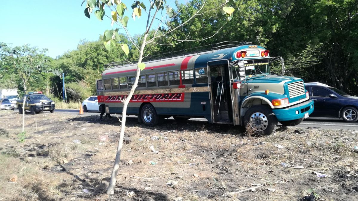 El ataque contra piloto y ayudante se registró en km 113, Cocales, Patulul, Suchitepéquez. (Foto Prensa Libre: Cristian Soto)