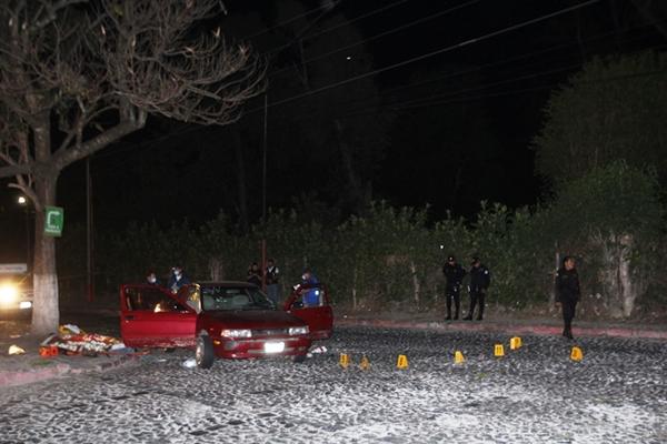 Policía recolecta evidencias en el lugar del crimen donde murieron cuatro personas. (Foto Prensa Libre: Miguel López)<br _mce_bogus="1"/>