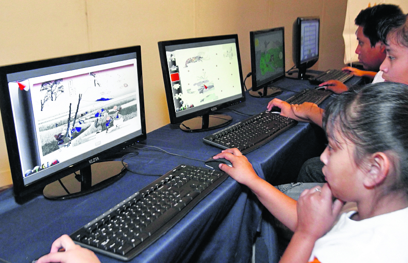 Menores acceden a redes, a veces sin supervisión; delincuentes se hacen pasar por jóvenes. (Foto Prensa Libre: Hemeroteca PL)