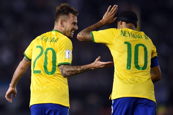 Lucas Lima celebra con Neymar el gol del empate de Brasil contra Argentina. (Foto Prensa Libre: AFP)