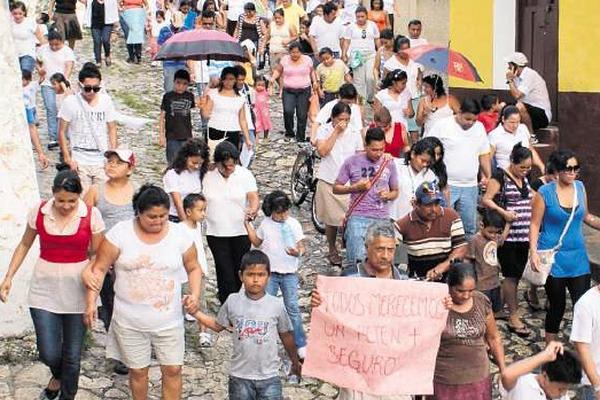 Vecinos de Petén manifestaron en rechazo a la violencia luego de enterarse del cimen contra la niña. (Foto Prensa Libre: Archivo)<br _mce_bogus="1"/>