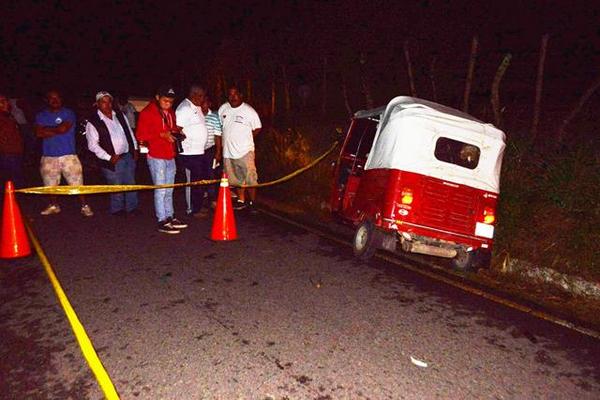 Conductor de  tuc tuc murió baleado en Nueva Santa Rosa. (Foto Prensa Libre: Oswaldo Cardona)