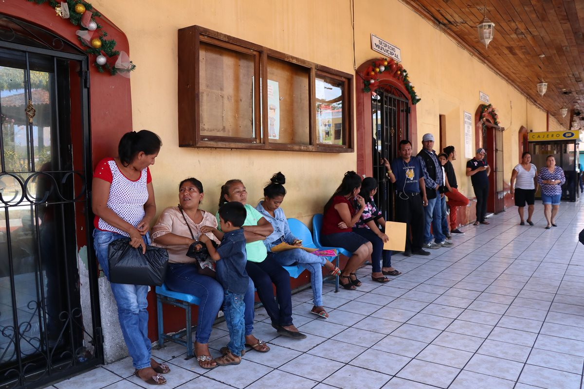 Pobladores acuden a la comuna de La Democracia para efectuar trámites. (Foto Prensa Libre: Enrique Paredes).