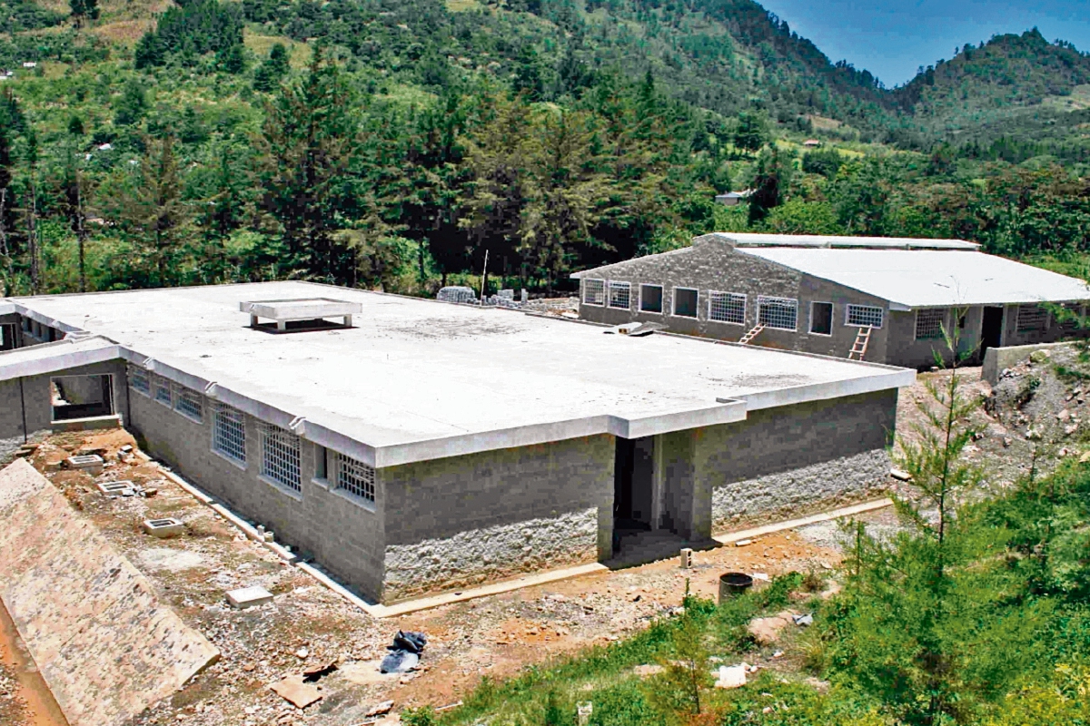 La construcción del hospital de San Pedro Necta, Huehuetenango, sigue en abandono pese a que sería de utilidad para varias comunidades del lugar.