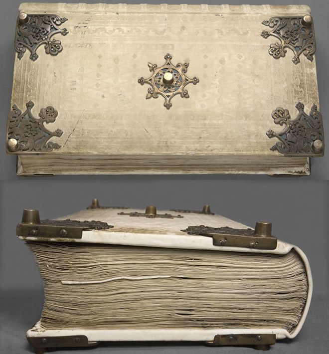 El libro tuvo que ser reparado en el siglo XIX pues tuvieron que tirarlo por una ventana para salvarlo de un incendio. Se cree que perdió unas 10 páginas. BIBLIOTECA NACIONAL DE SUECIA