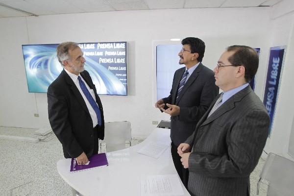 Iván Velásquez,    jefe de la Cicig (Izq.), conversó con los periodistas Edín Hernández y Hugo Alvarado, en el programa Diálogo Libre.
