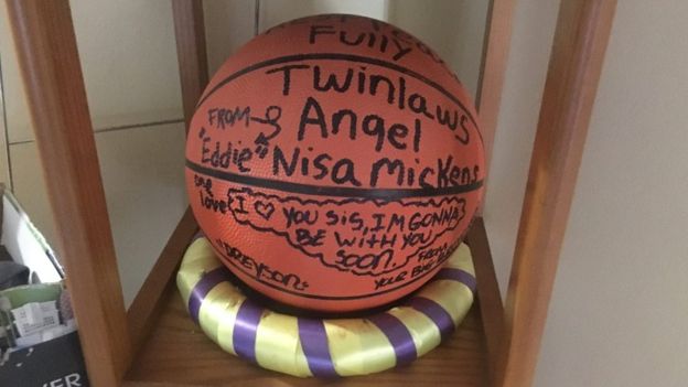 "Te amo, hermanita. Estaré contigo muy pronto", se lee en el balón de básquetbol.(BBC Mundo).