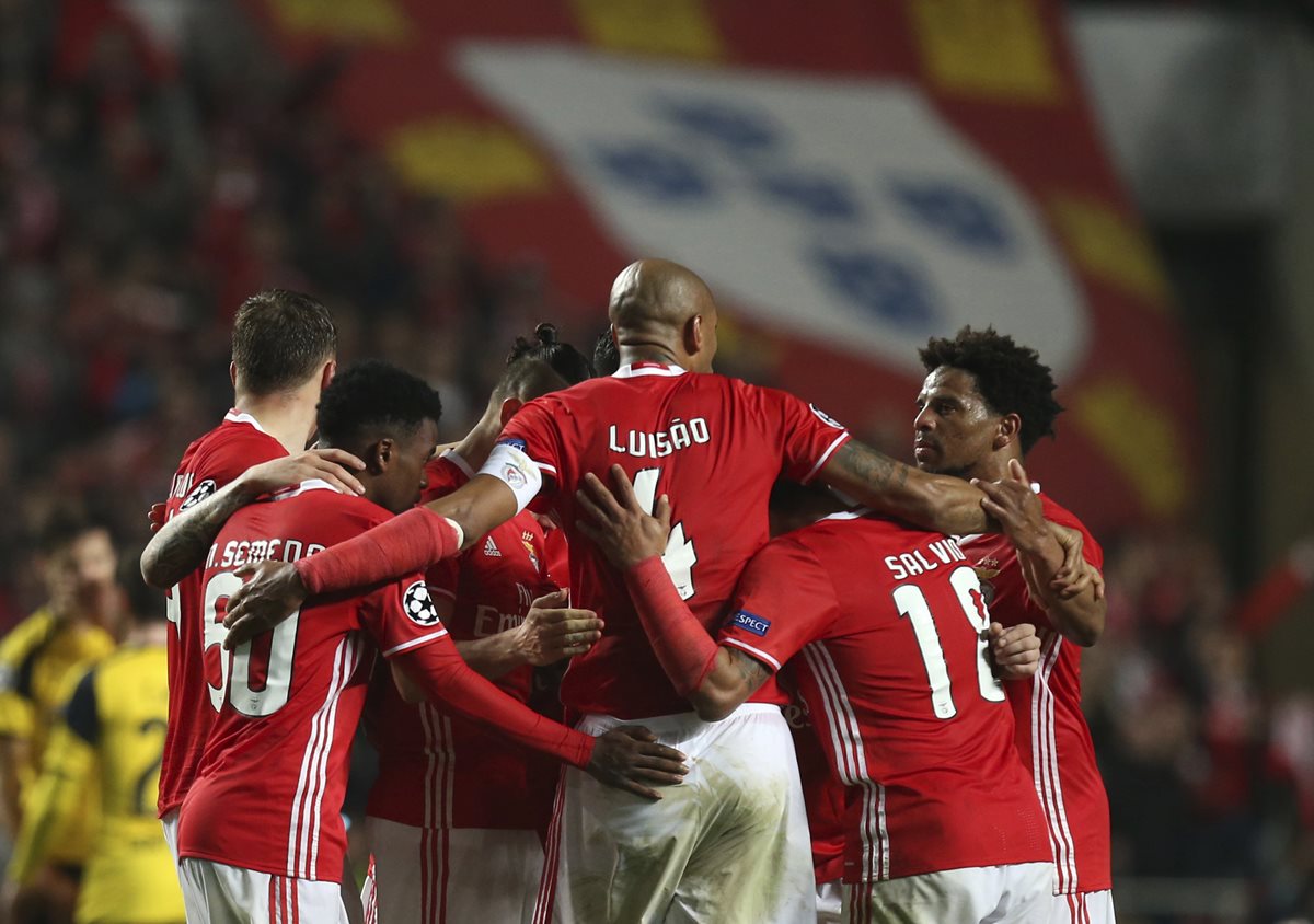 Jugadores del Benfica festejan el triunfo luego de vencer al Borussia Dortmund. (Foto Prensa Libre: AFP)