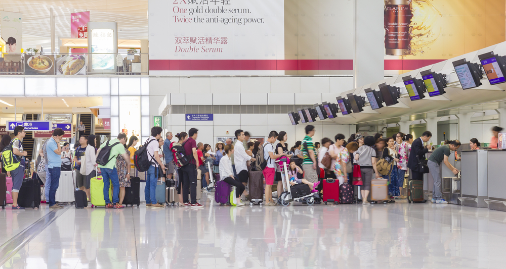 Largas filas se forman para pasar controles en los aeropuertos. (Foto, Prensa Libre: shutterstock).