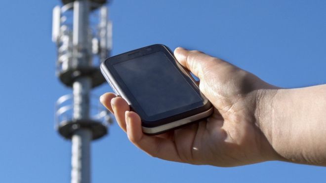 Las antenas de teléfonos móviles transmiten una dirección única que está encriptada. GETTY IMAGES