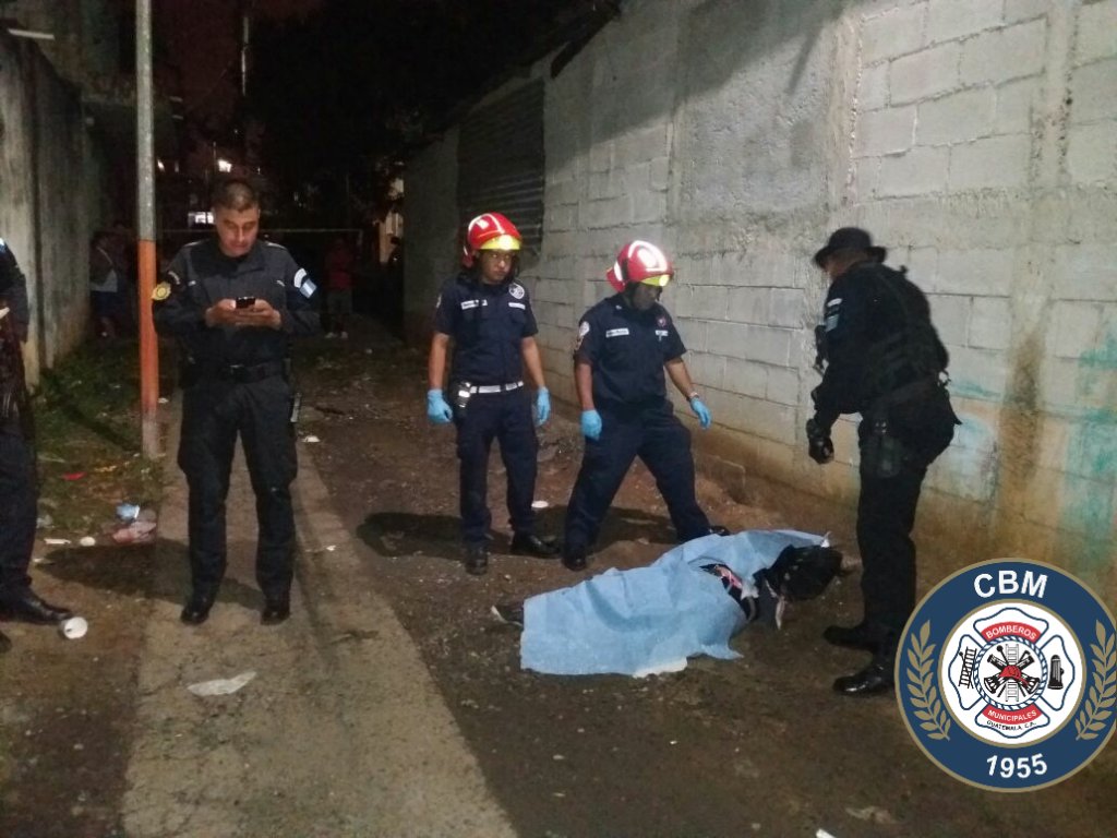Una mujer murió ultimada en la 7a avenida y 22 calle, Villa Lobos. Foto Prensa Libre: Bomberos Municipales.