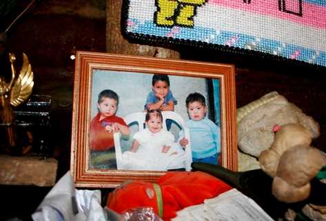 Dos menores de edad forman parte de las siete víctimas mortales de la masacre en un sector de Villa Canales, indicaron los socorristas. (Foto Prensa Libre: CBV)
