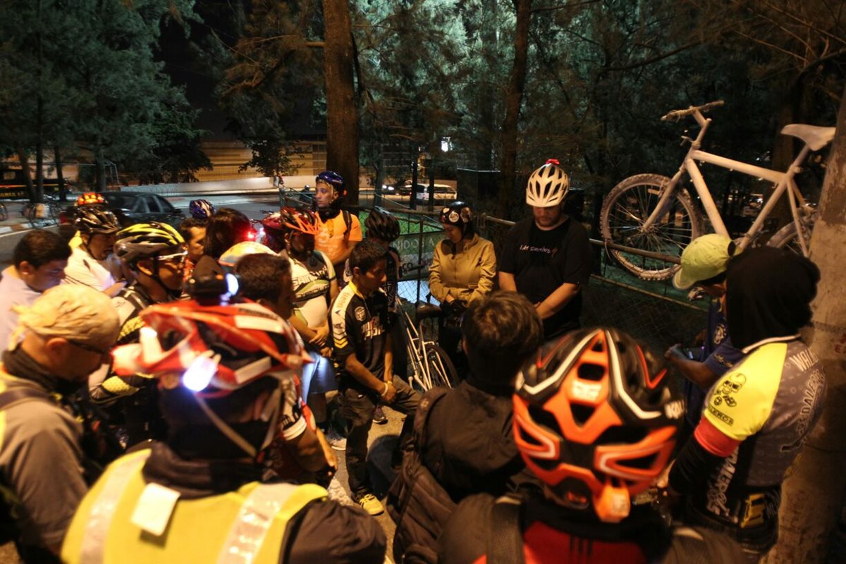 Un grupo de ciclistas efectuaron una marcha nocturna para pedir respeto a los conductores. (Foto Prensa Libre: Erick Ávila)