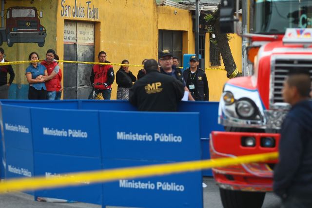 Investigadores revisan el autobús en el que murió el conductor Juan Antonio Rodas Andrino. (Foto Prensa Libre: Álvaro Interiano)