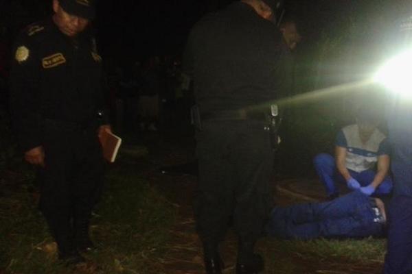 Un hombre en moto fue atacado a balazos en un sector de Flores Costa Cuca, Quetzaltenango. (Foto Prensa Libre: Alexander Coyoy)<br _mce_bogus="1"/>